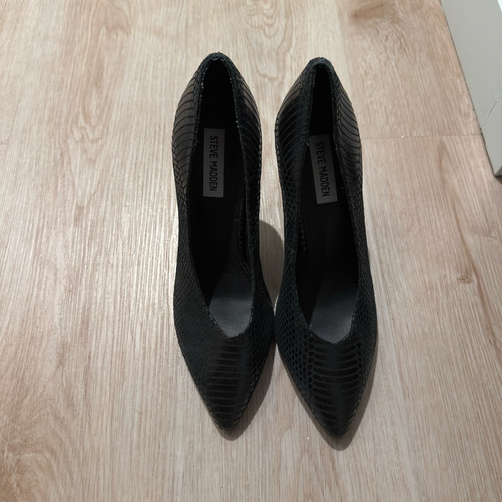 Steve Madden Black Faux-Snakeskin Pointed Pumps